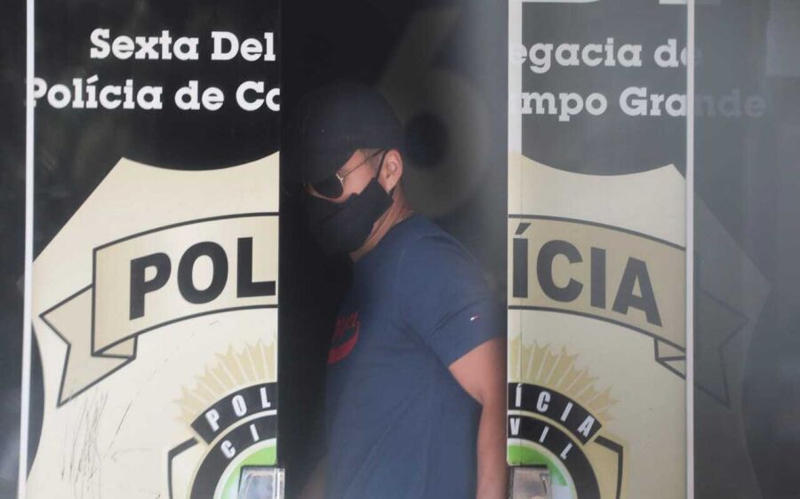 Quatro dias após matar amigo de infância, motorista se apresenta à Polícia Civil