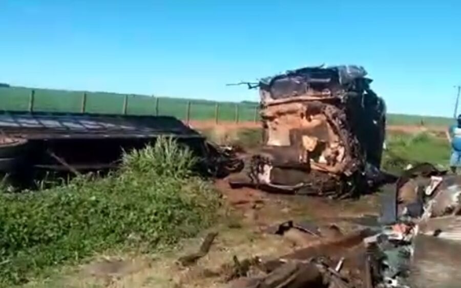Grave colisão entre caminhão e carreta na BR-163 entre Rio Verde e São Gabriel