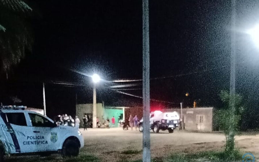 Rapaz atira contra homem em bar, mas acaba atingindo perna de idosa