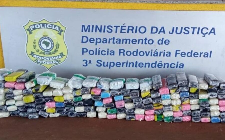 PRF apreende 138 quilos de maconha em carga de móveis na BR-463, em Ponta Porã