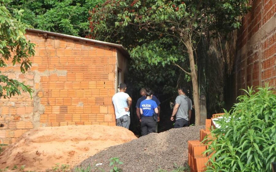 Mulher de 42 anos é encontrada morta com hematomas pelo corpo