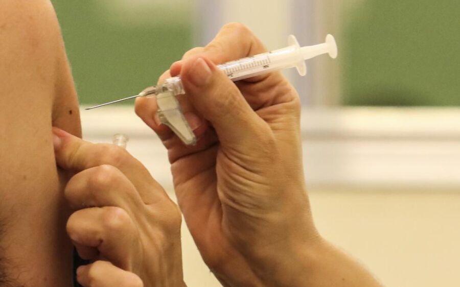 Brasil recebe primeiro lote de vacinas bivalentes contra covid-19