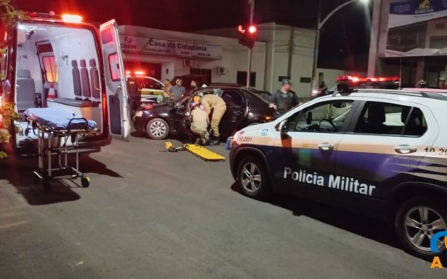 Colisão entre dois carros deixa motorista ferida no centro de Coxim