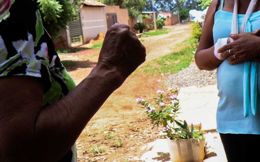 Viúva de homem morto pela polícia nega que foi agredida pelo marido