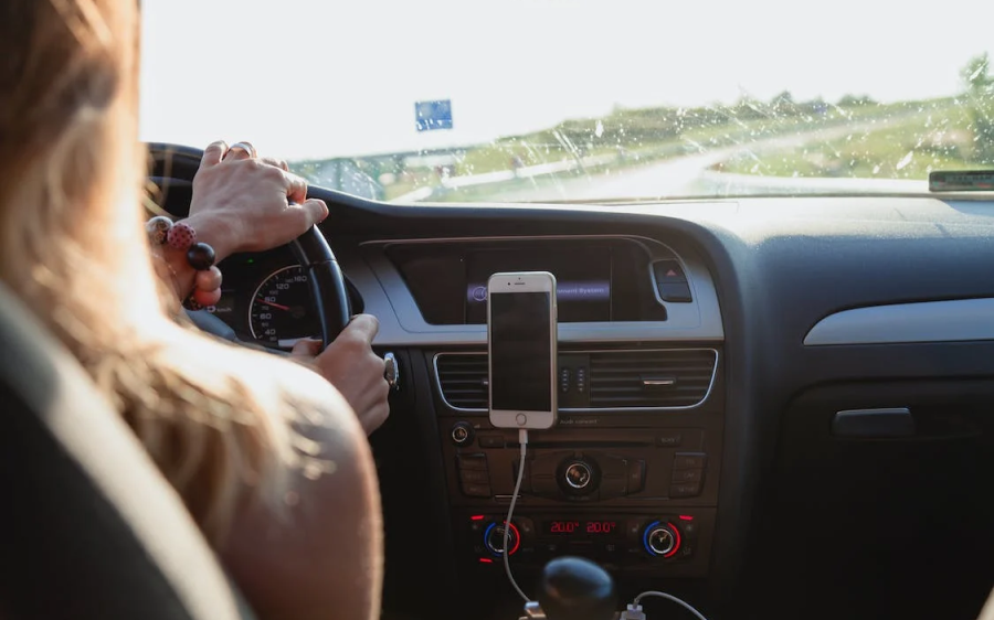 Campanha chama a atenção para as distrações ao volante