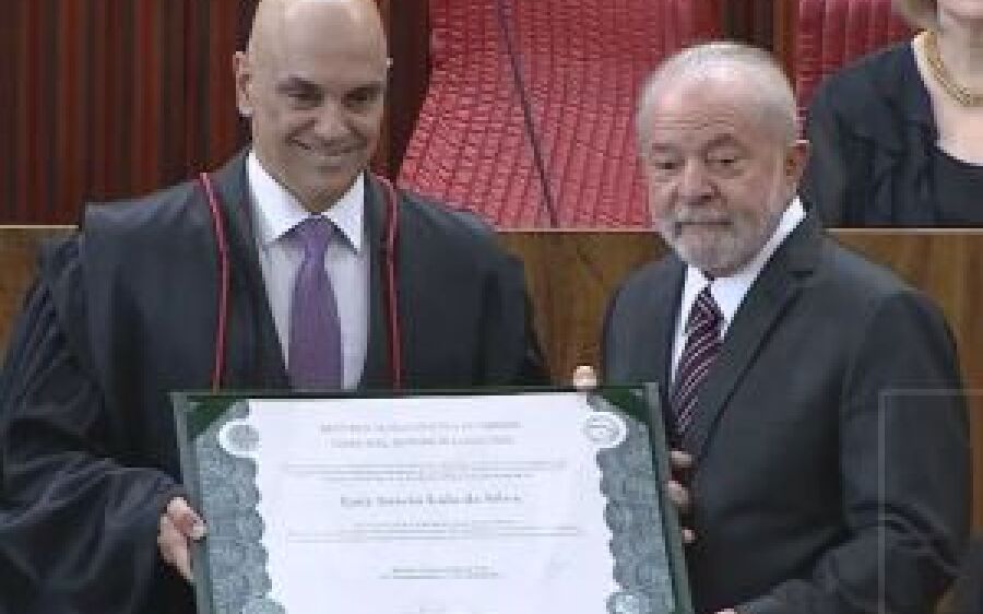 Lula é diplomado pelo TSE, chora e diz que o povo reconquistou a democracia