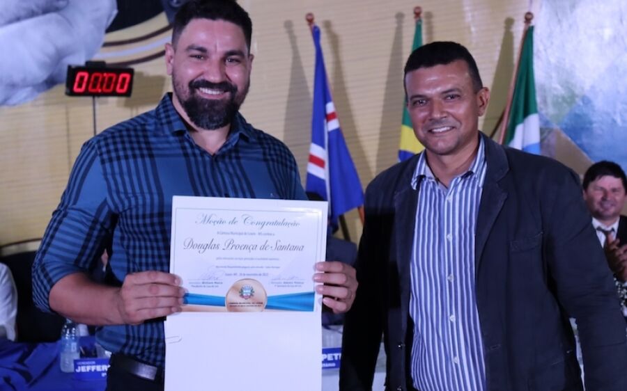 Vereador Carlos Henrique homenageia Professor  Douglas Proença em sessão solene de Coxim