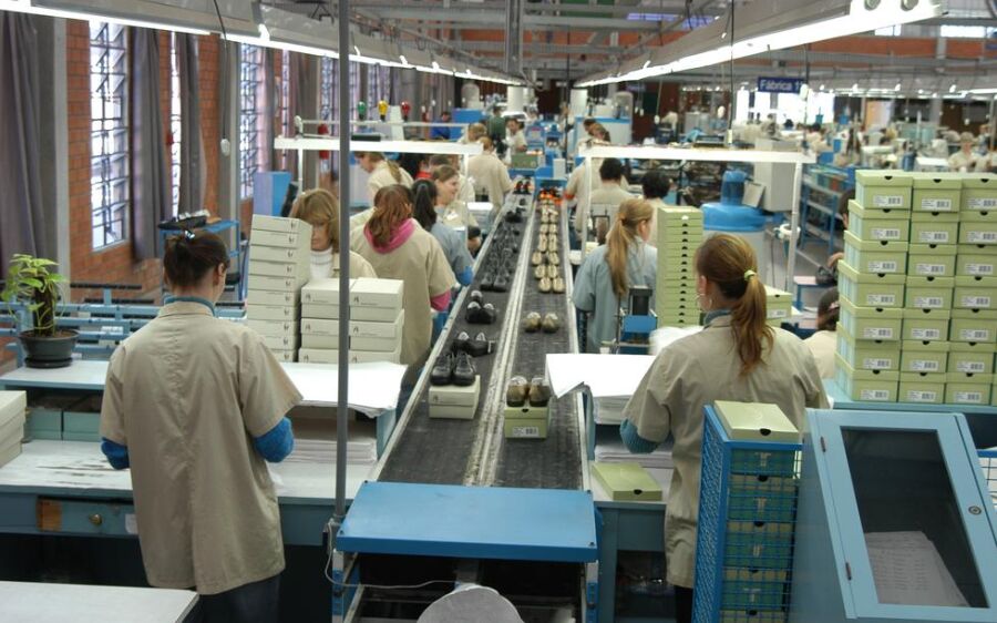 Atividade industrial desacelera em novembro, diz CNI