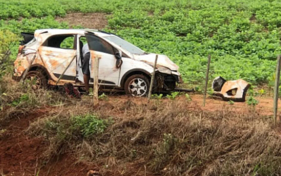 Homem capota carro ao tentar fazer ultrapassagem na BR-262