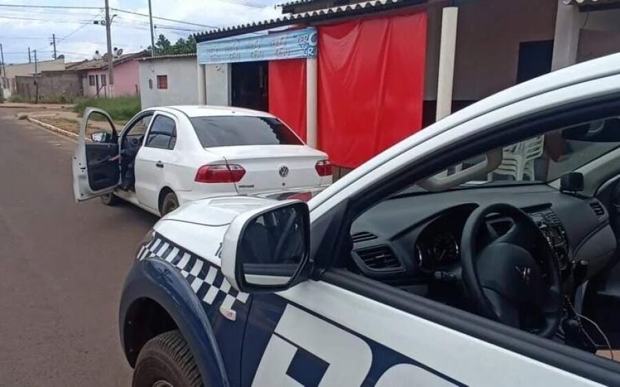 Jovens atiram em frente a casa de ex-namorada e são presos