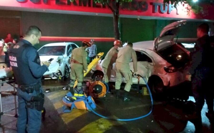 Carro desgovernado atinge três veículos estacionados em Caarapó