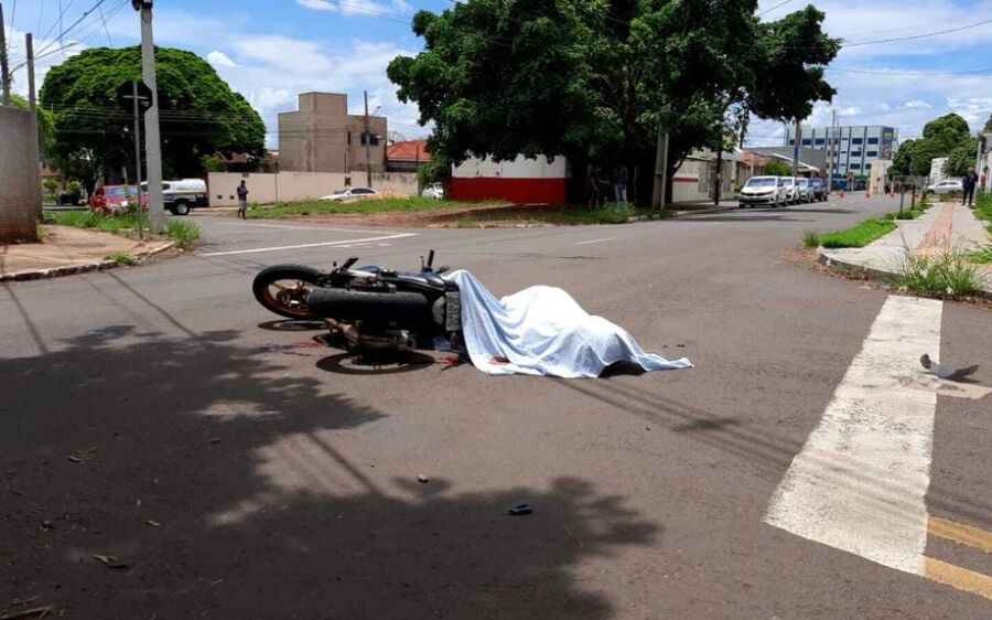 Motociclista morre após acidente em cruzamento na Capital