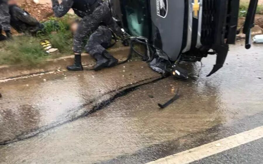 Viatura do Batalhão de Choque de MS tomba em rodovia de Goiás
