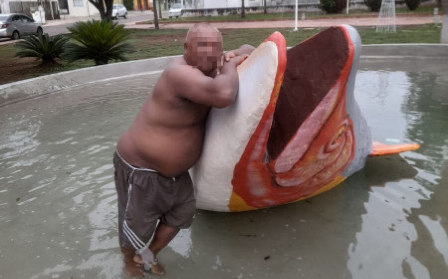 No mesmo dia de sua  reinauguração, monumento Os  Dourados é alvo de vandalismo