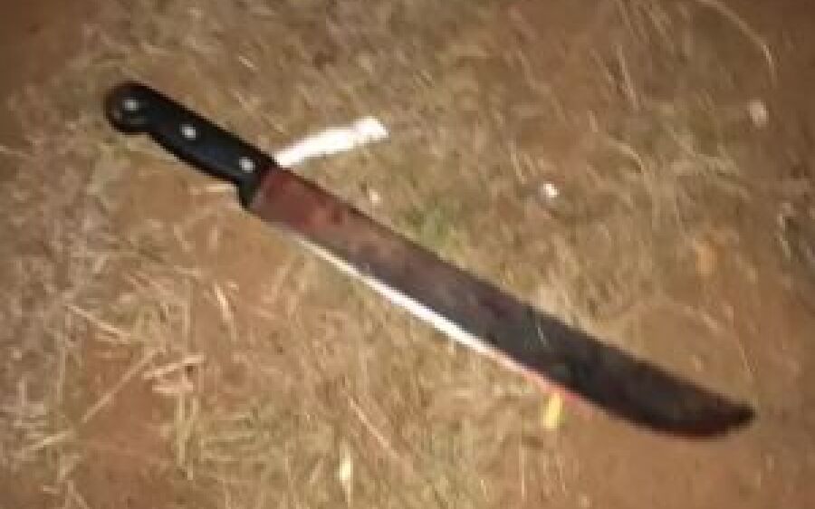 Homem lambe facão com sangue após quase arrancar braço do rival em briga
