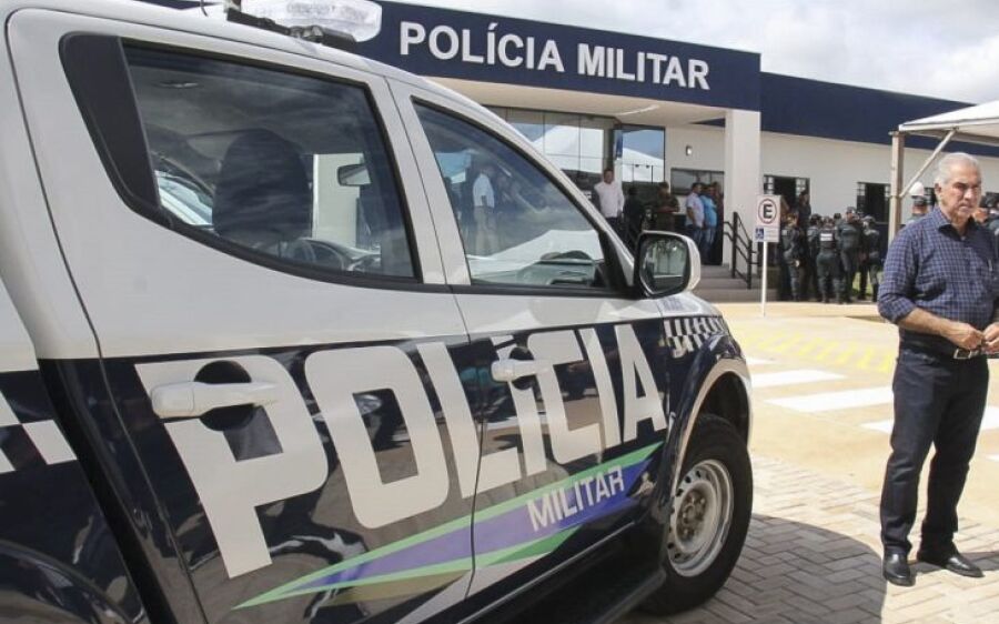 Em última agenda no interior, Reinaldo Azambuja entrega batalhão da PM e reforma de escola