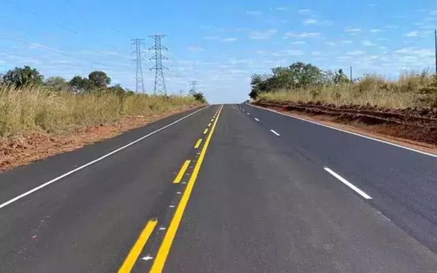 Acidente entre carreta e carro de passeio mata duas pessoas na BR- 262