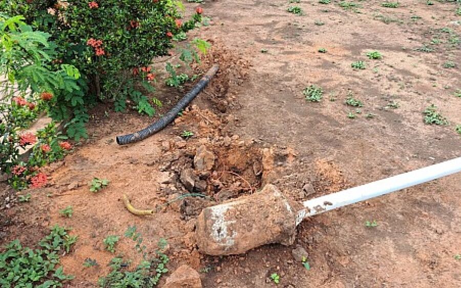 Vândalos voltam a atacar praça, furtam fios e depredem bem público