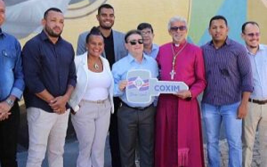 Edilson Magro entrega a chave da cidade de Coxim a Dom Otair Nicoletti
