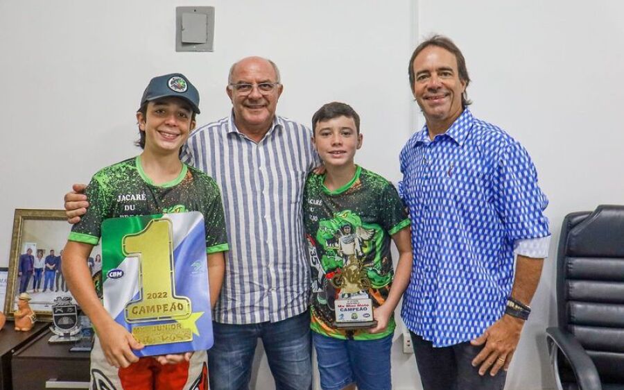 Prefeitos Réus recebe pilotos de motocross de Rio Verde
