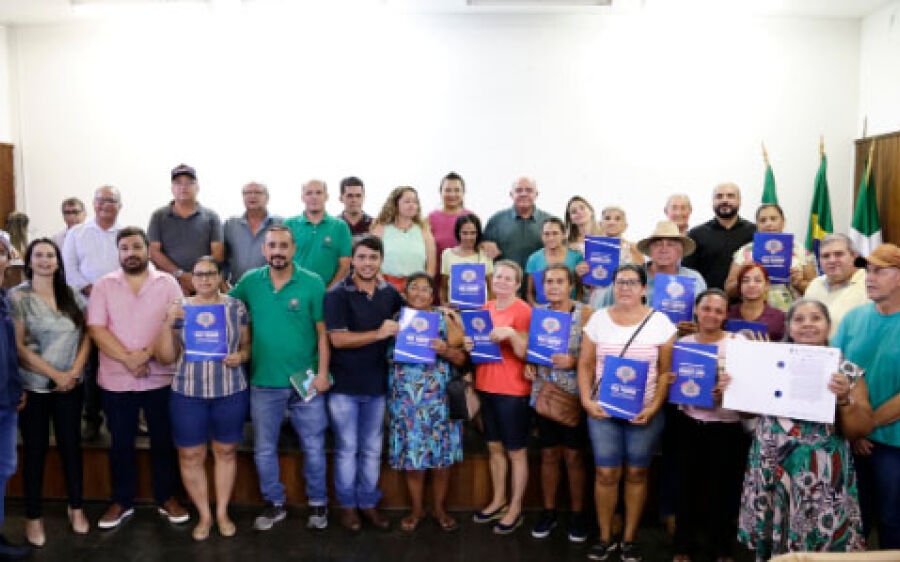 Vereadores da Câmara de Rio Verde, participam da solenidade de entrega de diversas escrituras