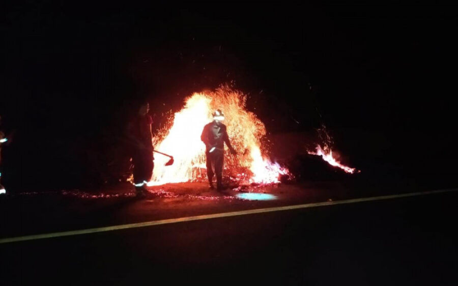 Bombeiros de Coxim combatem incêndio em carreta carregada de carvão na BR-163