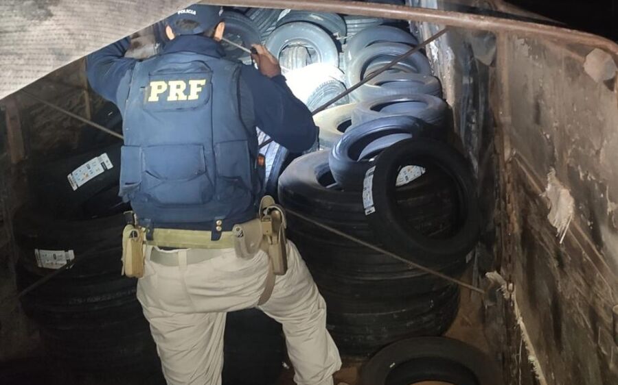 PRF apreende caminhão carregado com pneus contrabandeados em Nova Andradina