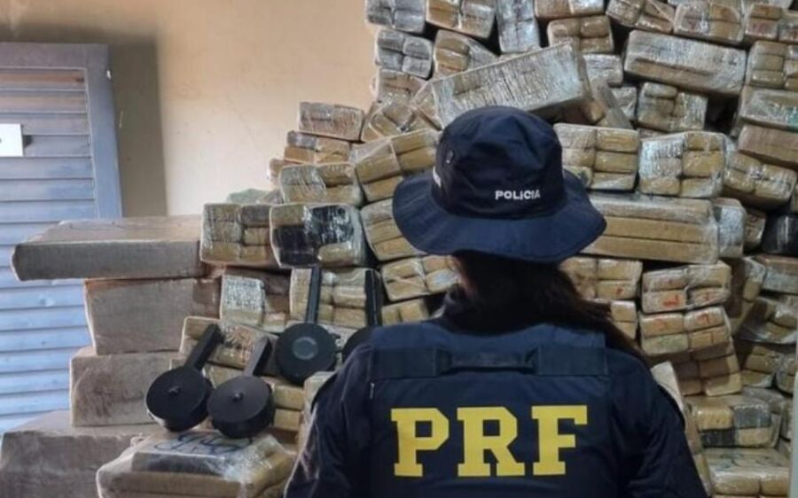Caminhoneiro é preso com 3,7 toneladas de maconha e carregadores de pistola 9 mm