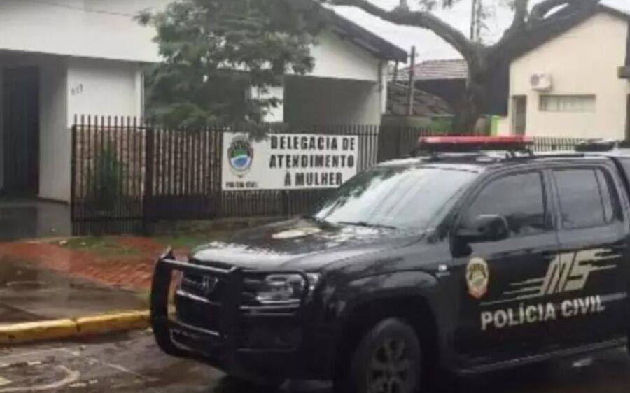 Adolescente arrastada por 30 metros pela mãe vai morar com a tia, diz delegada