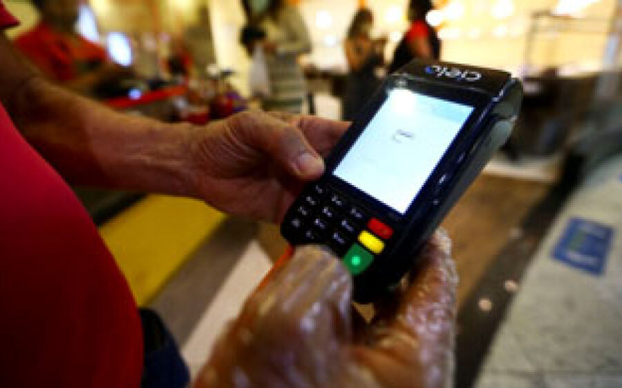 Banco Central deixa de  regular cartões de auxílio- alimentação em março