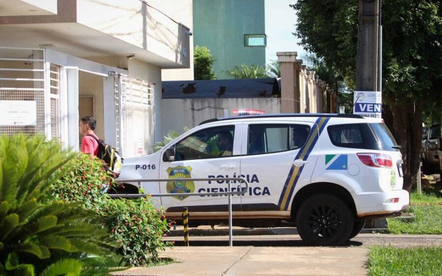 Bebê morre engasgado ao brincar com bexiga em apartamento