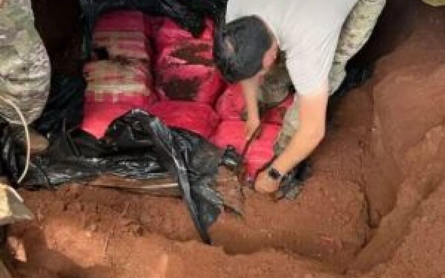 Polícia apreende uma tonelada de maconha enterrada em fazenda