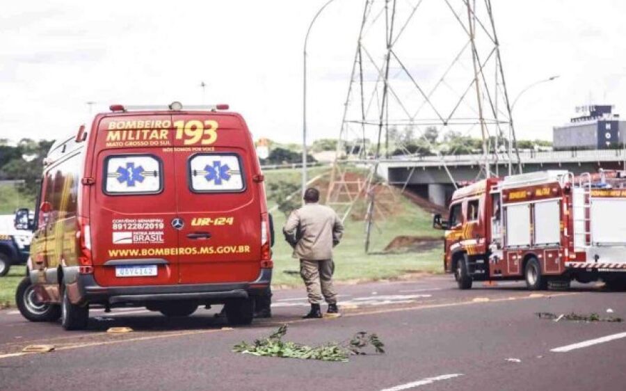 Motociclista é arrastado por 30 metros após perder controle em avenida de Campo Grande