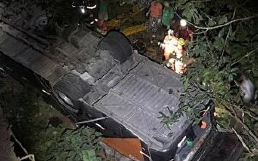 Ônibus com time de futebol cai de ponte e deixa mortos e feridos na BR-116