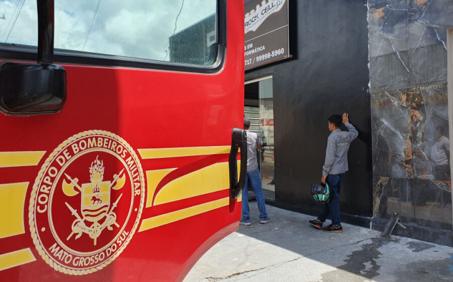 Com ajuda de vizinhos, incêndio em loja de celulares é contido em Coxim