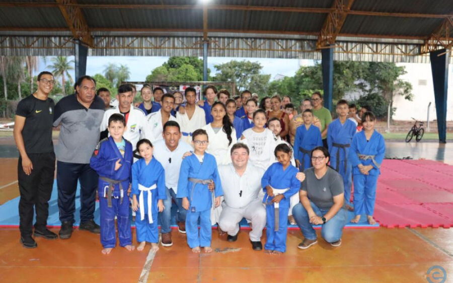 Peteca entrega tatame para alunos do projeto social de judô do bairro Piracema