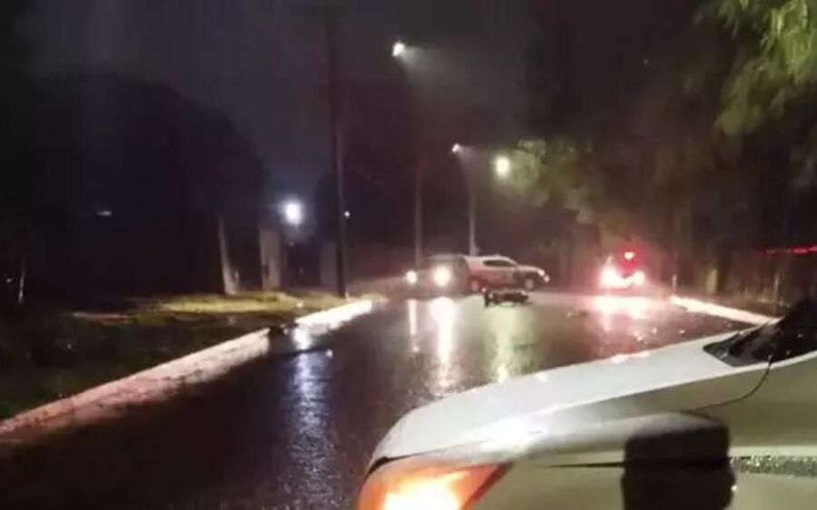 Na contramão, motociclista bate em carreta e morre na Capital
