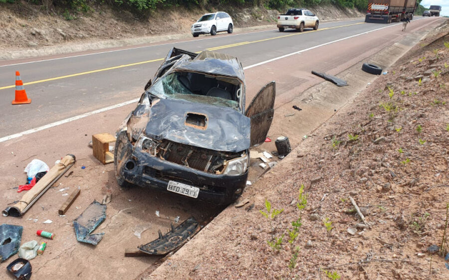 Três pessoas ficam feridas em capotamento na BR-163, em Coxim