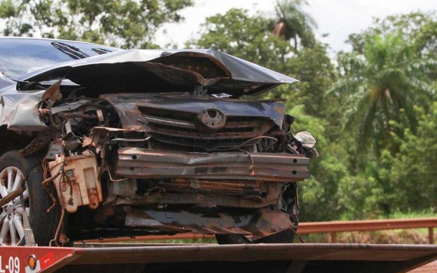 Motorista perde controle e carro fica destruído após colisão em guard rail na BR-163