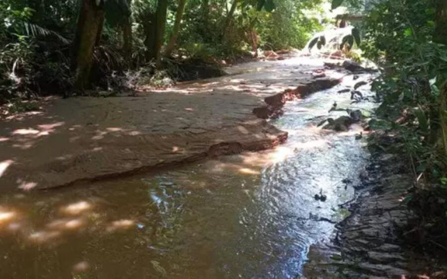 Empresa é multada em R$ 30 mil por construir represas e assorear córrego