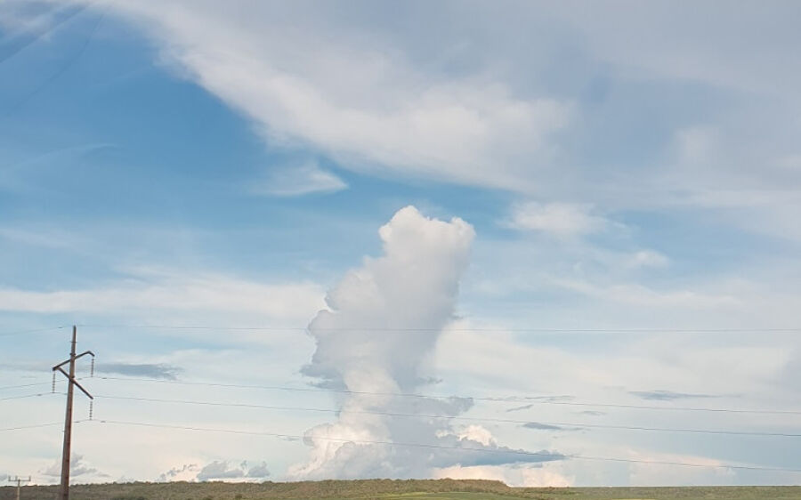 Quinta amanhece com céu parcialmente nublado e previsão de chuva para MS