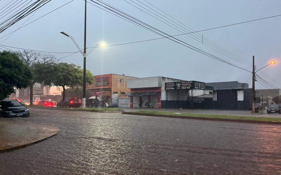 Chuva forte alaga ruas e acumula 30 milímetros em poucos minutos em Dourados