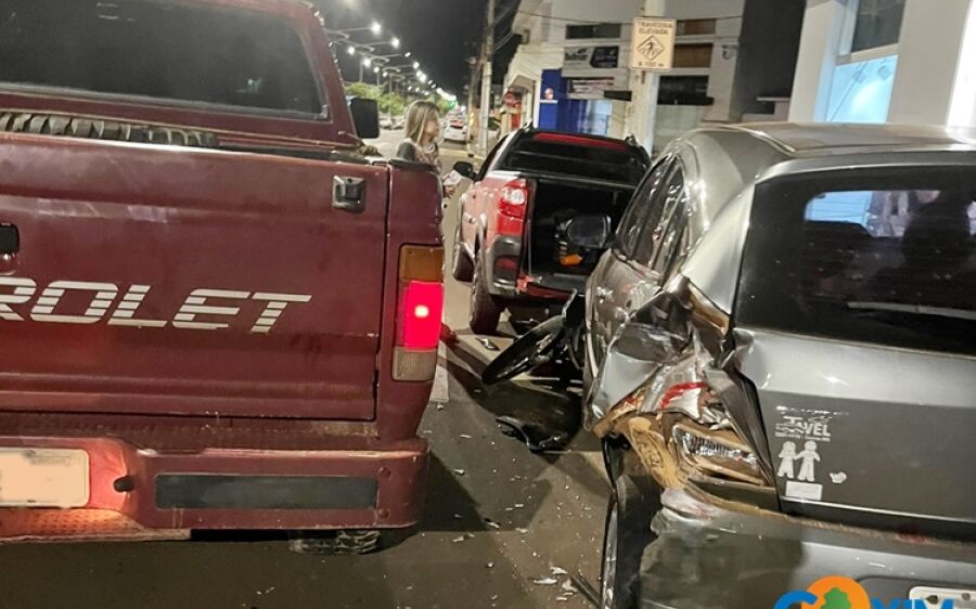 Caminhonete colide em veículos estacionados na Avenida Virgínia Ferreira em Coxim