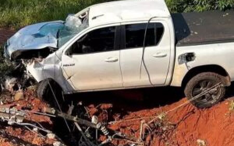 Motorista perde controle, caminhonete cai em vala e duas pessoas ficam feridas