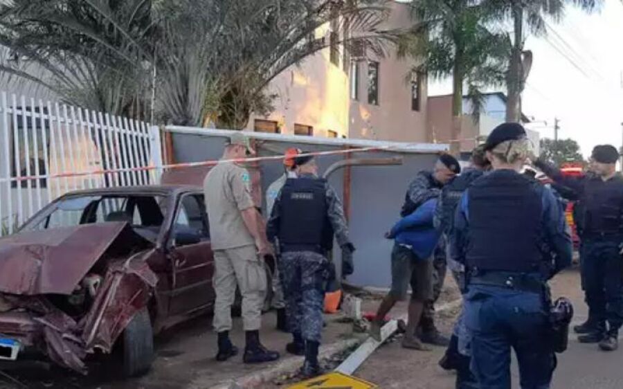 Ladrões roubam carro e colidem contra ponto de ônibus na Capital