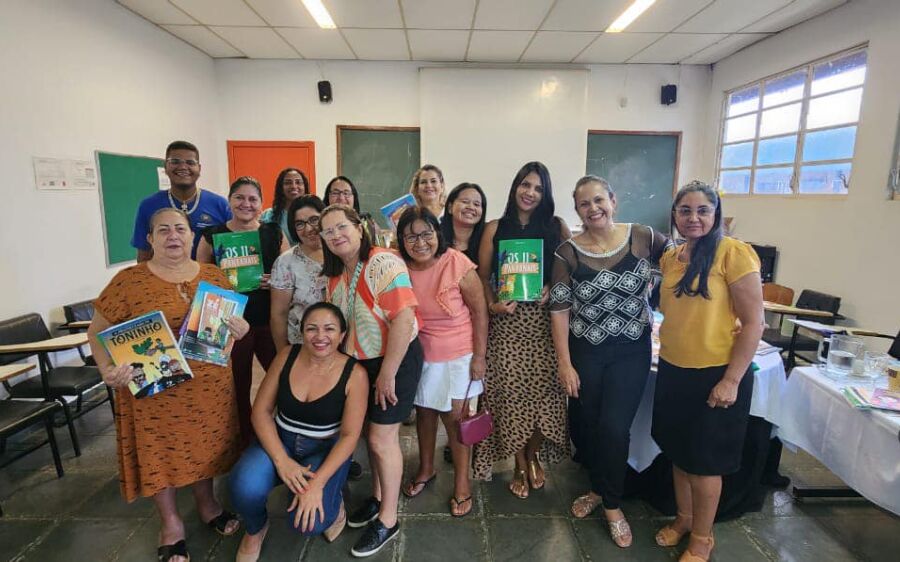 Escritora Mara Calvis ministra capacitações para professores da Rede Municipal de Rio Verde