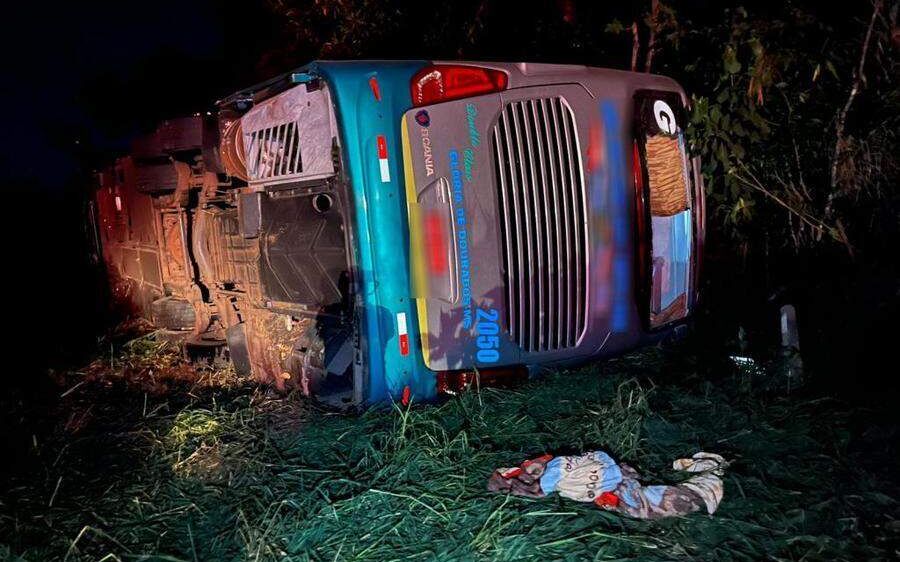 Ônibus de MS com 27 passageiros cai em ribanceira no Paraná e deixa feridos