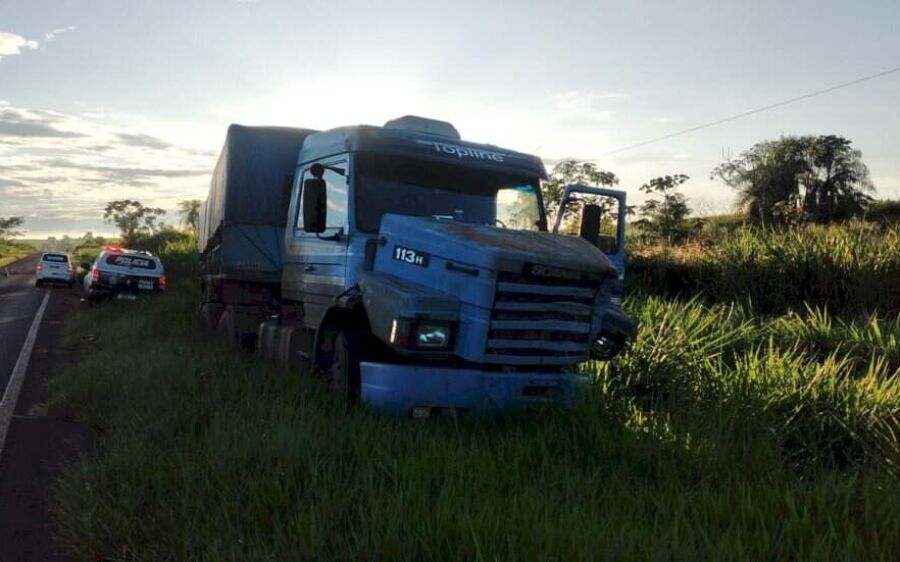 Moto para embaixo de carreta após colisão e homem morre na BR-376