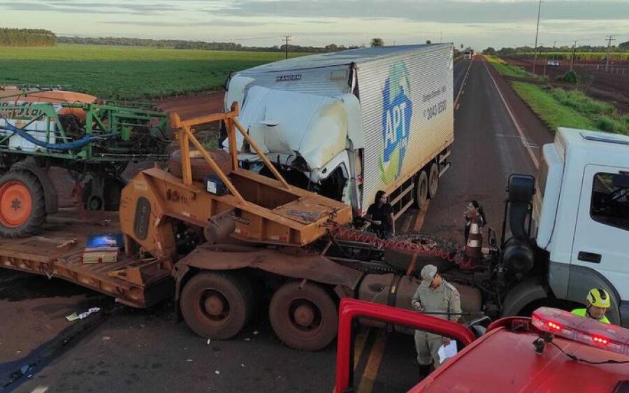 Caminhoneiro de 47 anos morre após colidir em carreta na BR-163