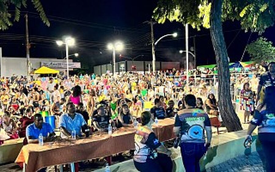 Esquenta do Coxim Folia, Grito de Carnaval reúne centenas de  foliões na praça Zacarias Mourão